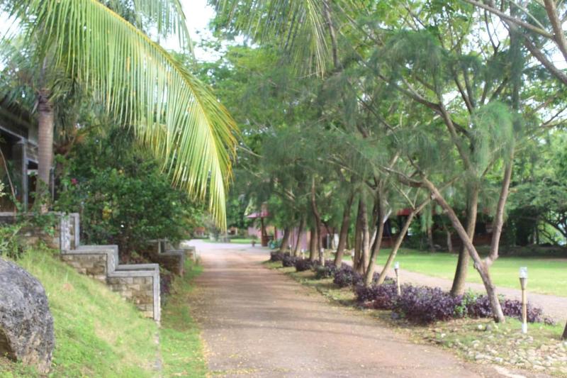 בית מלון כפרי Nirwana Buton Villa