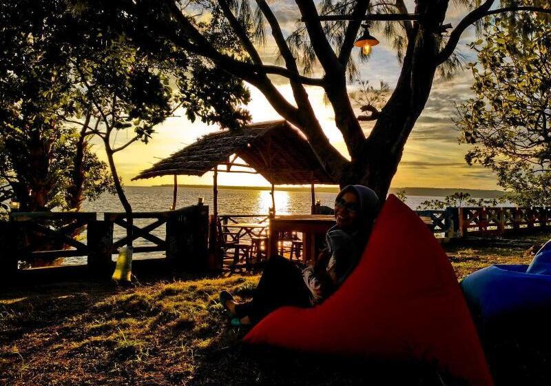 בית מלון כפרי Nirwana Buton Villa