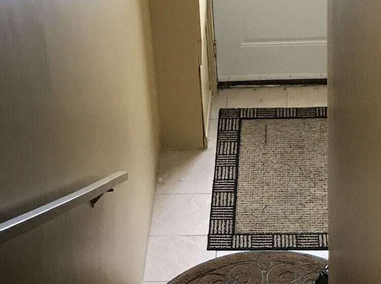 پانسیون Bond Guest House