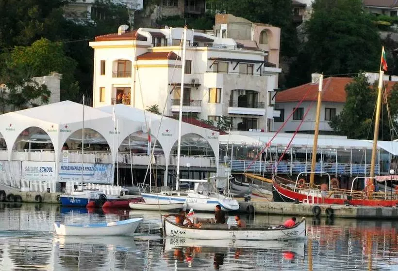 Hotel Iris