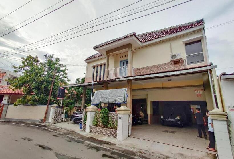 بنسيون Ayuning Guest House Syariah Semarang Mitra Reddoorz