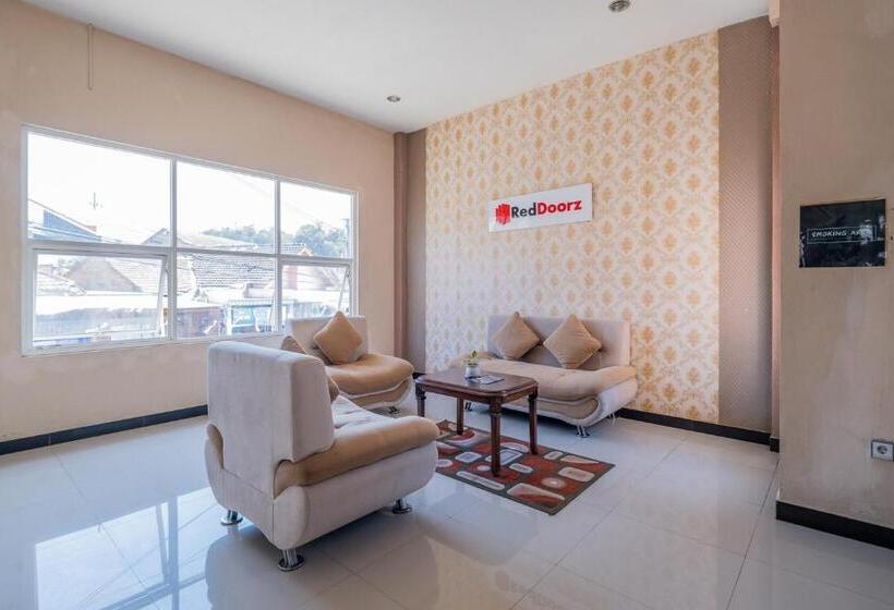 بنسيون Reddoorz Syariah Near Batu Night Spectacular