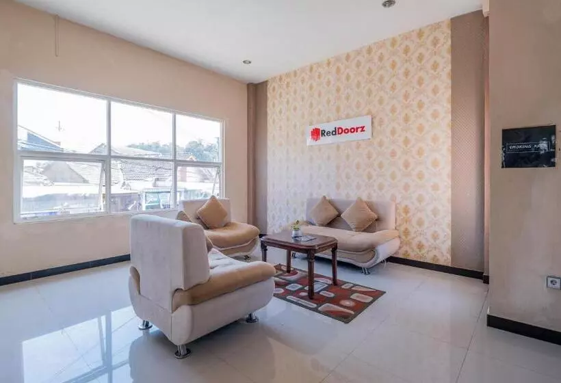 ペンション Reddoorz Syariah Near Batu Night Spectacular