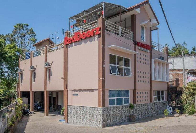 بنسيون Reddoorz Syariah Near Batu Night Spectacular