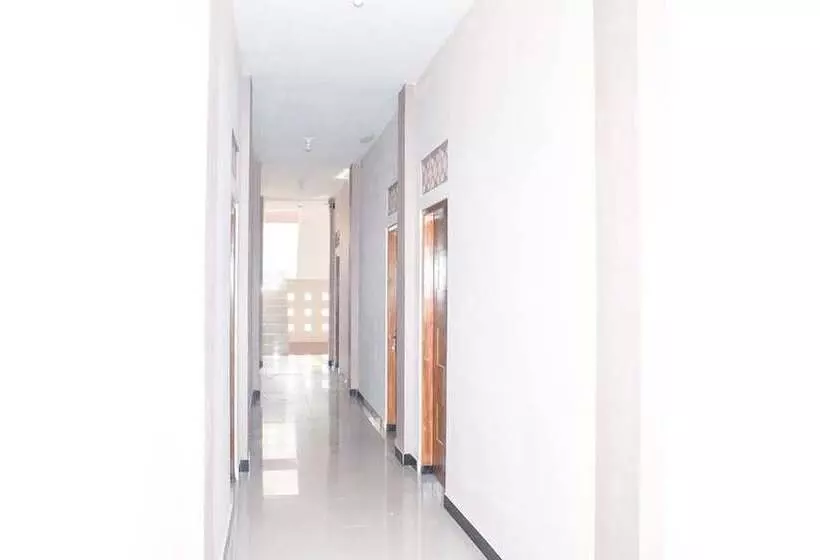 ペンション Reddoorz Syariah Near Batu Night Spectacular