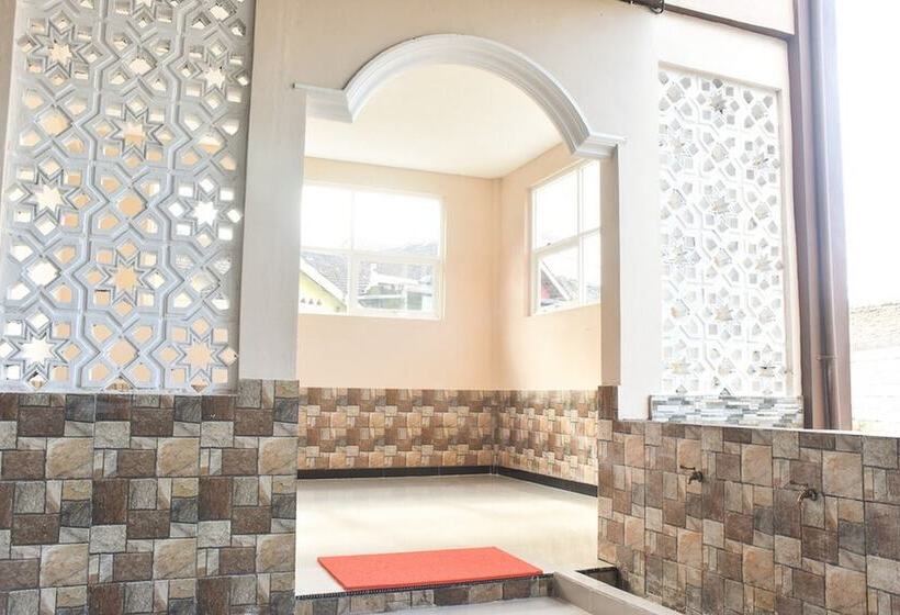 بنسيون Reddoorz Syariah Near Batu Night Spectacular