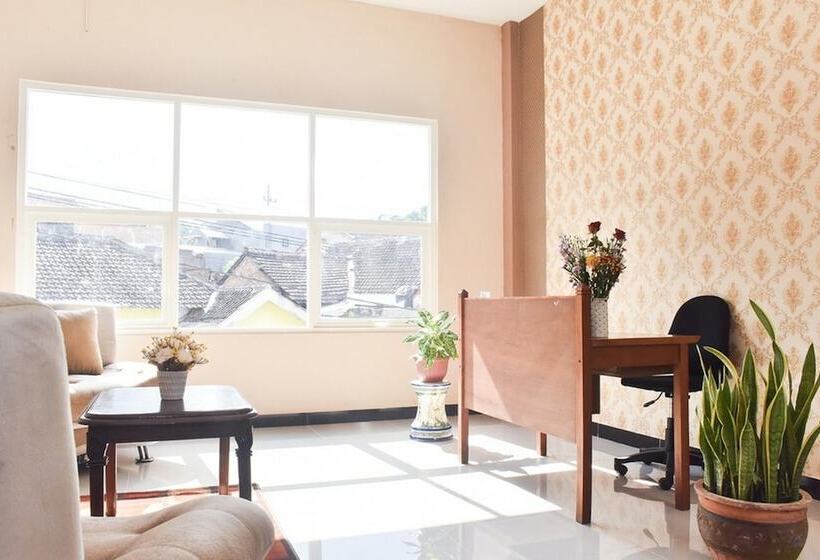 بنسيون Reddoorz Syariah Near Batu Night Spectacular