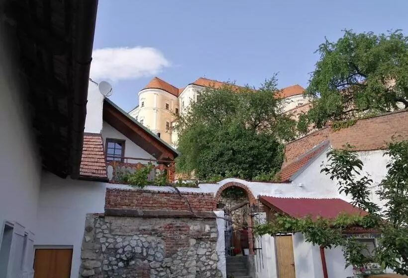 Retkeilymaja Castle Wall Inn