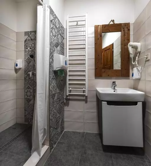 Retkeilymaja Castle Wall Inn