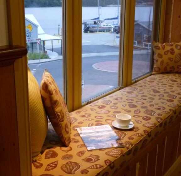 فندق Bushmans Cafe