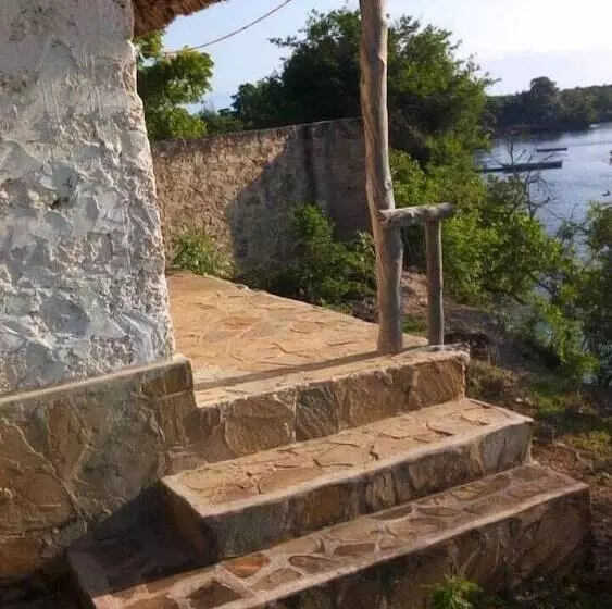 Wasini Dolphin Divers Lodge   Hostel