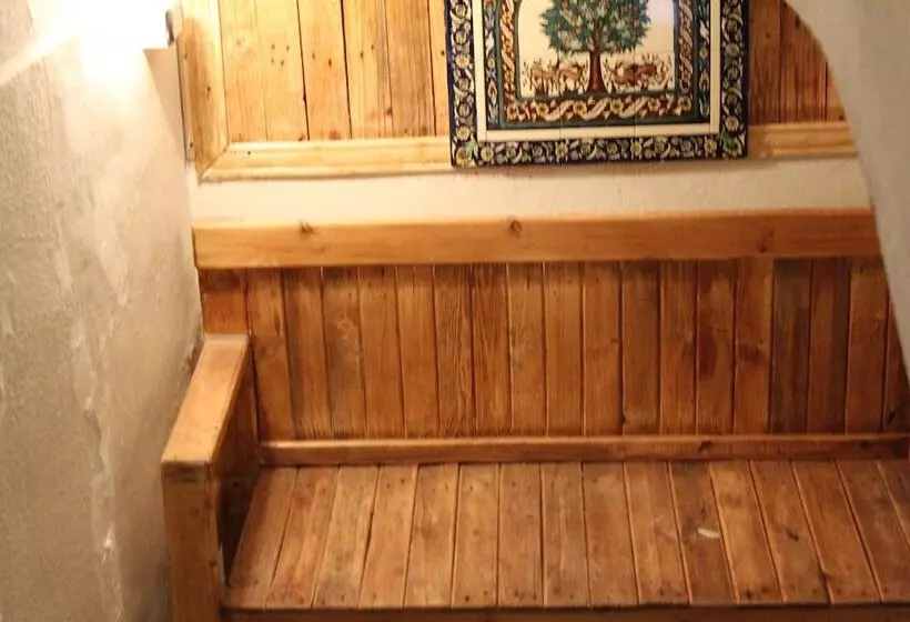 هاستل The Cabin