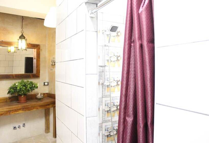 هاستل The Cabin