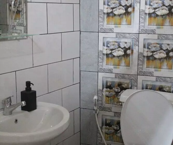 هاستل The Cabin