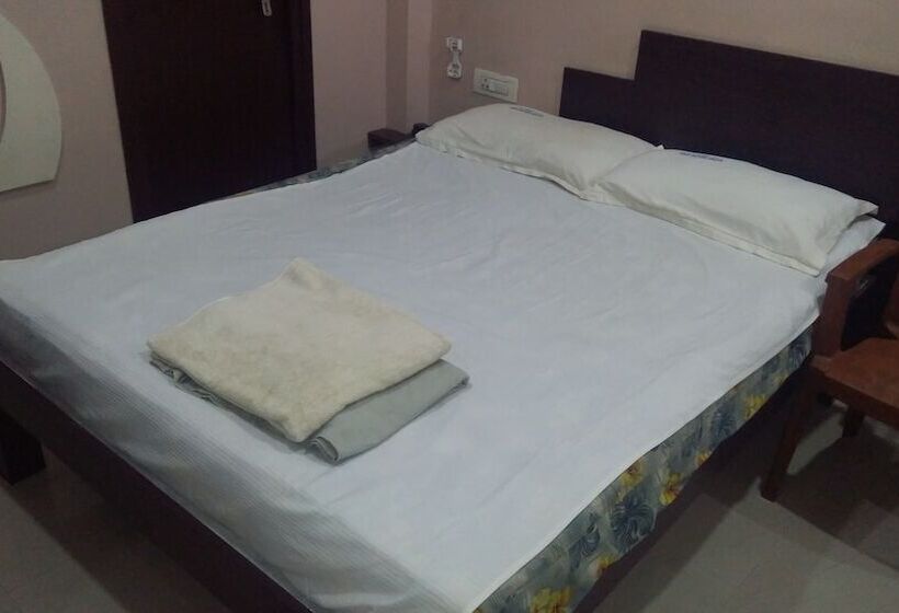 Hotel Iroomz Nagamayuri