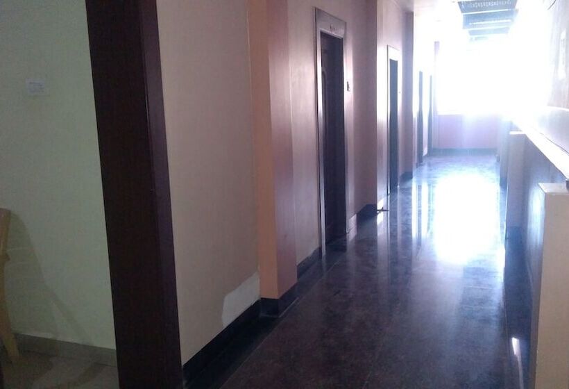 Hotel Iroomz Nagamayuri