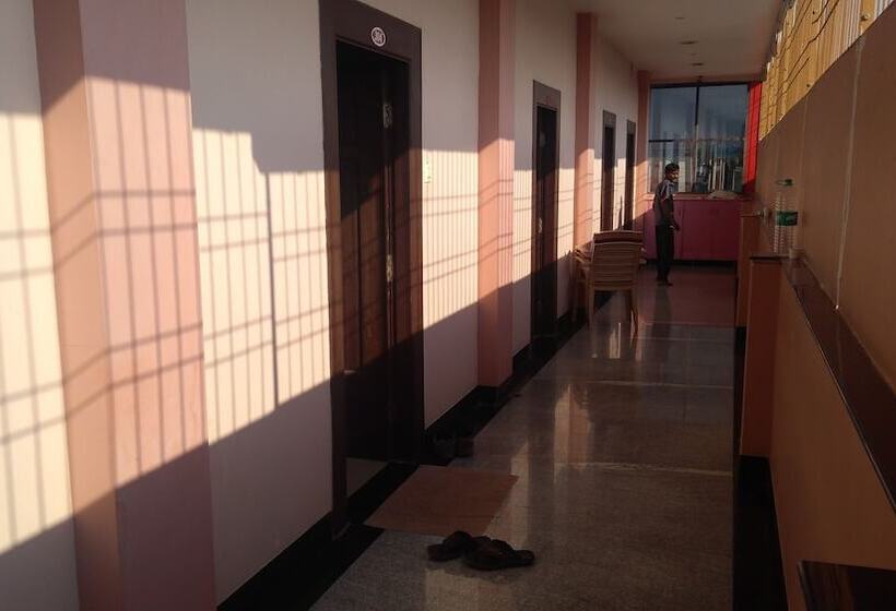 Hotel Iroomz Nagamayuri