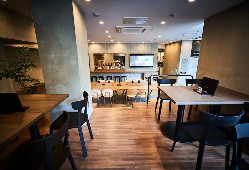 &and Hostel Hommachi East