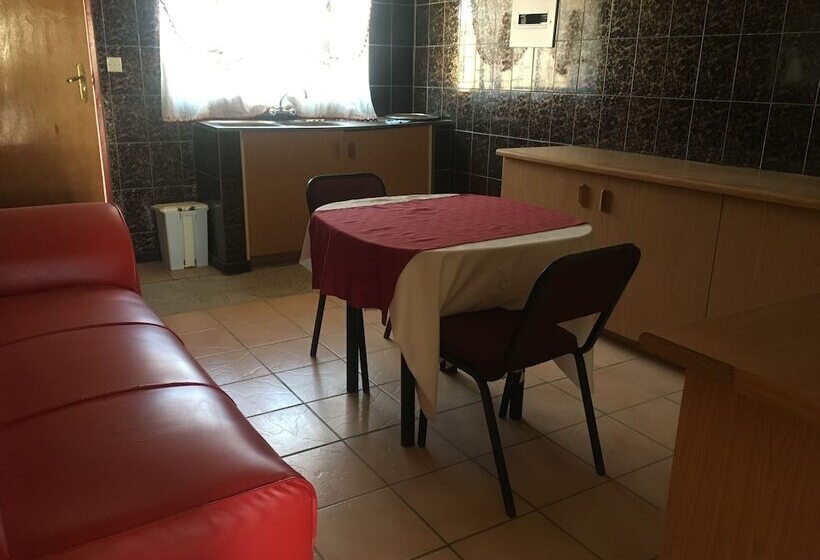 Tshesebe Stopover Motel