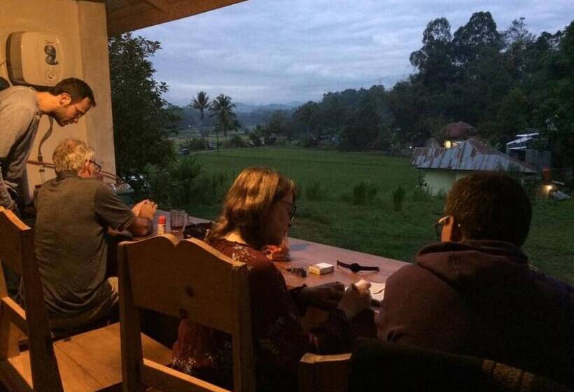 تختخواب و صبحانه Mama Tia Family Homestay