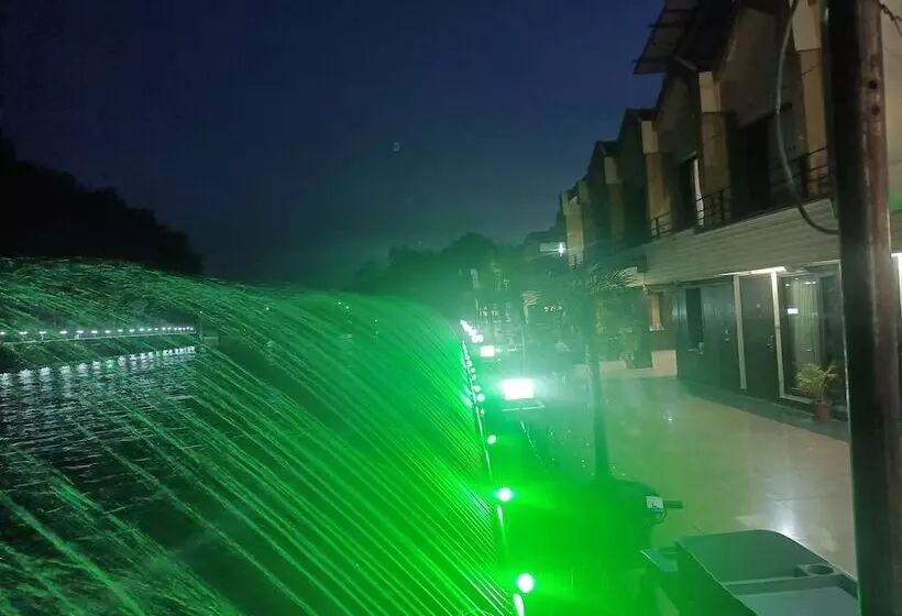 Hotelli Comfort Inn Coral River Resort