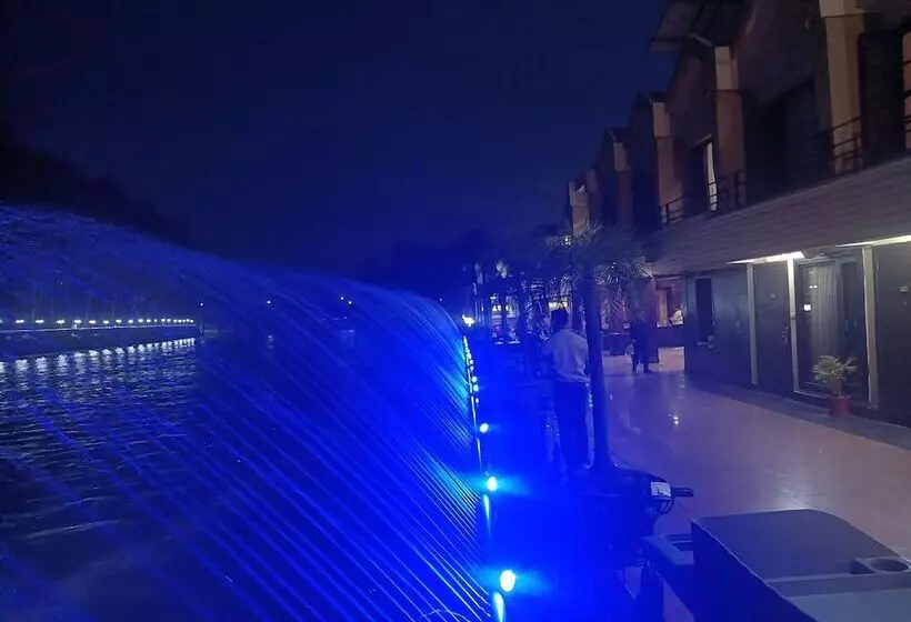 Hotelli Comfort Inn Coral River Resort