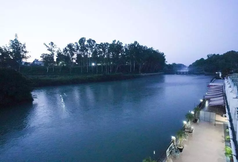 Hotelli Comfort Inn Coral River Resort