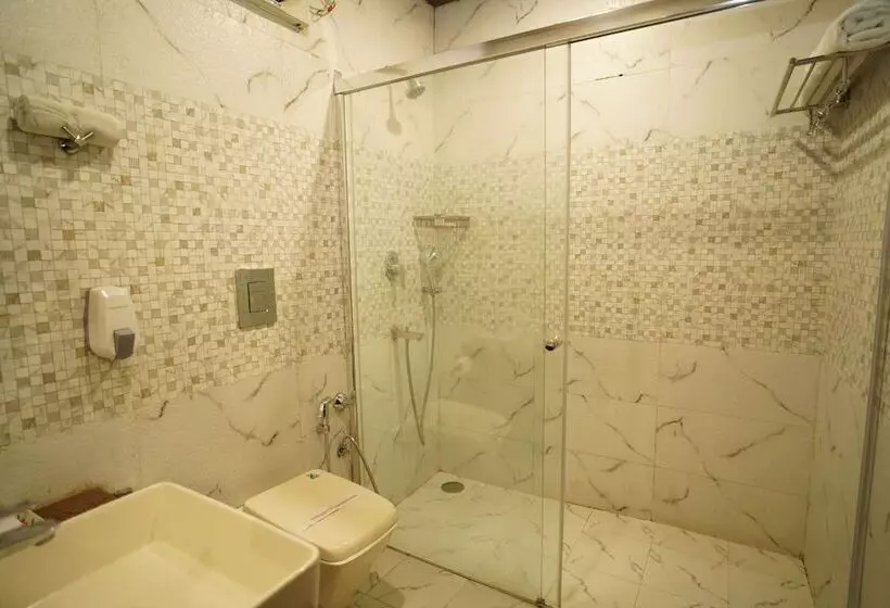 Hotelli Comfort Inn Coral River Resort