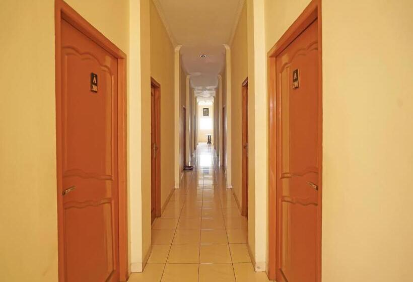 هاستل Oyo 335 Wisma Empat Lima