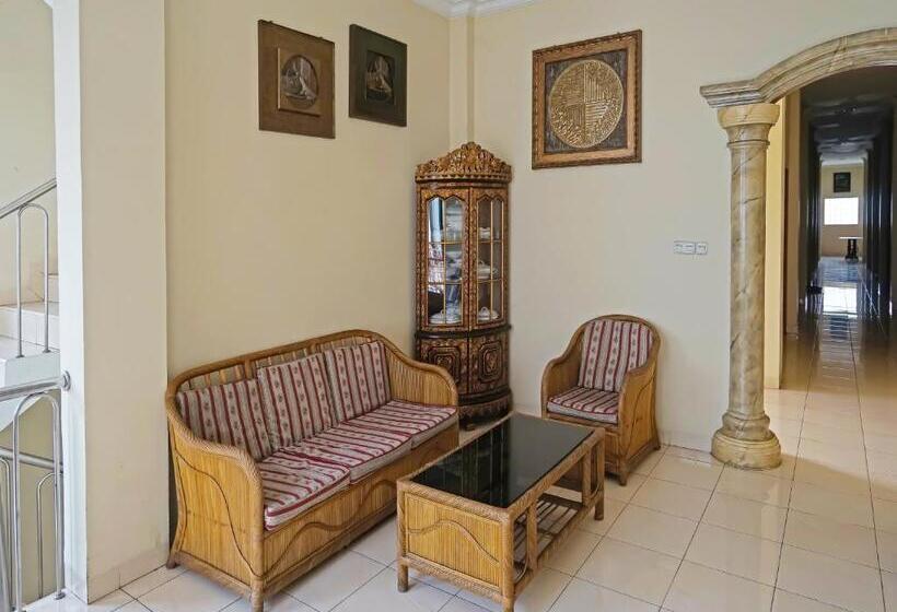 هاستل Oyo 335 Wisma Empat Lima