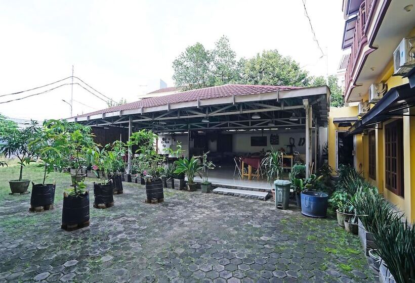 هاستل Oyo 335 Wisma Empat Lima