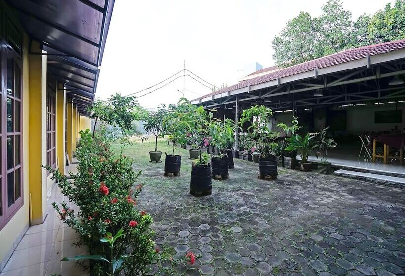 هاستل Oyo 335 Wisma Empat Lima