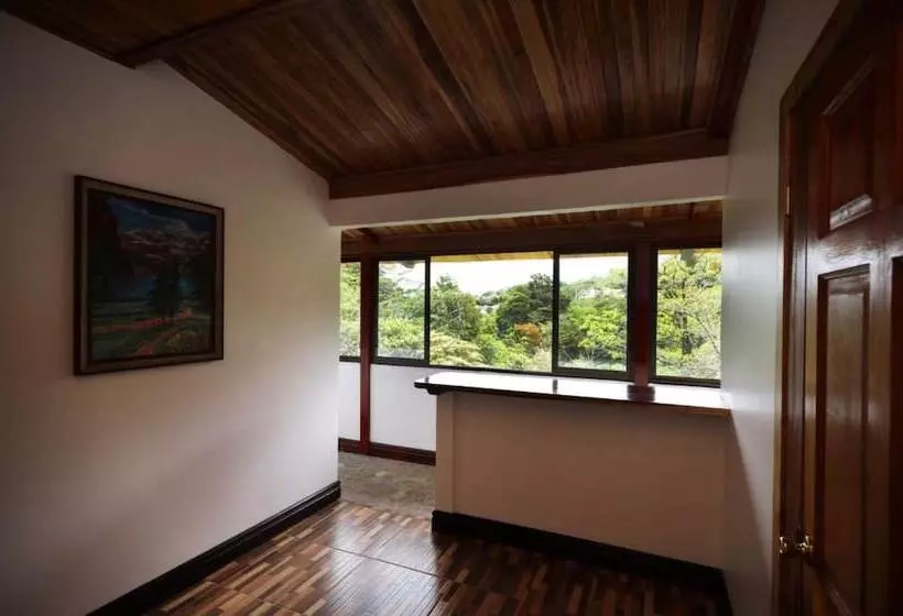 مسافرخانه Whitehouse Bed And Breakfast