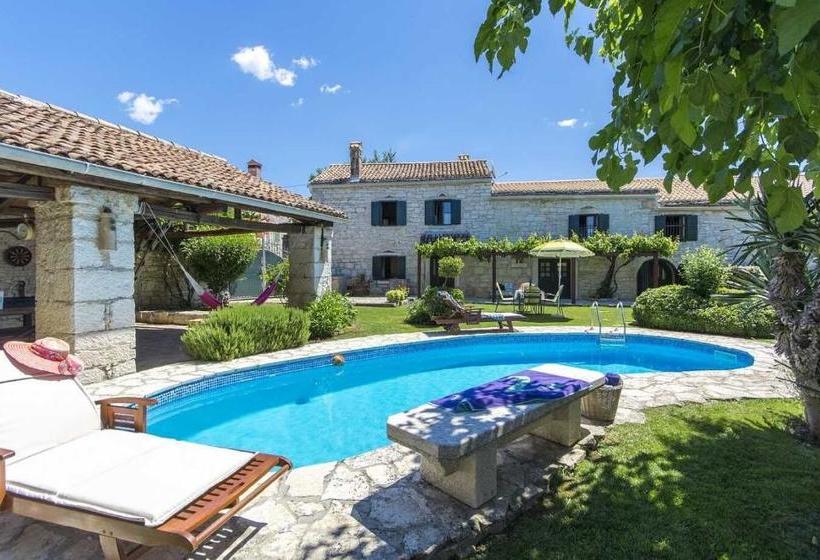 Beautiful Villa Captain Morgan With Pool In Kanfan