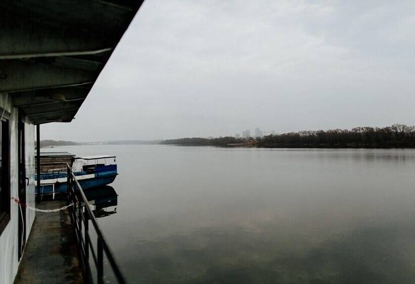 هتل Landing Stage Master