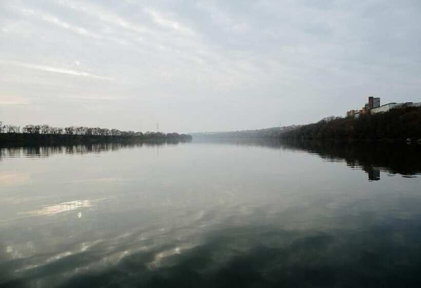 هتل Landing Stage Master