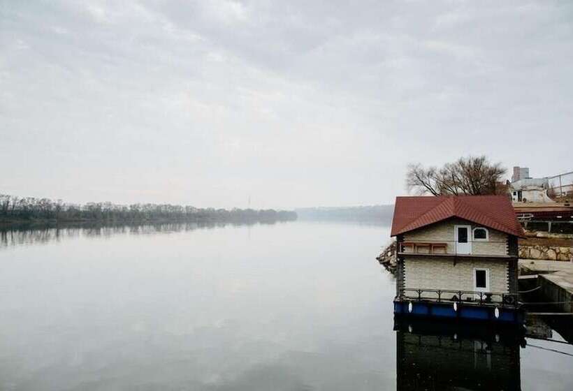 هتل Landing Stage Master