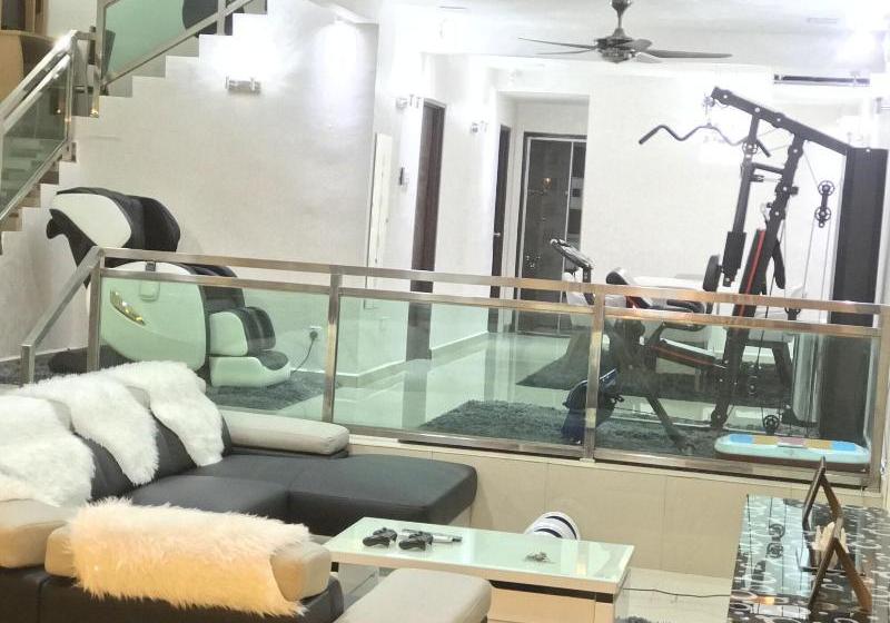 פנסיון El Staycation