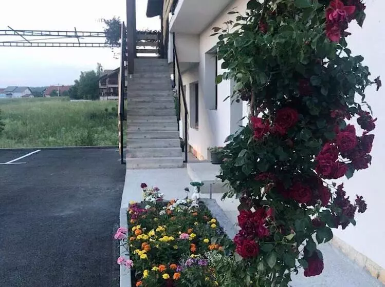 Majatalo Guest House Klanfar