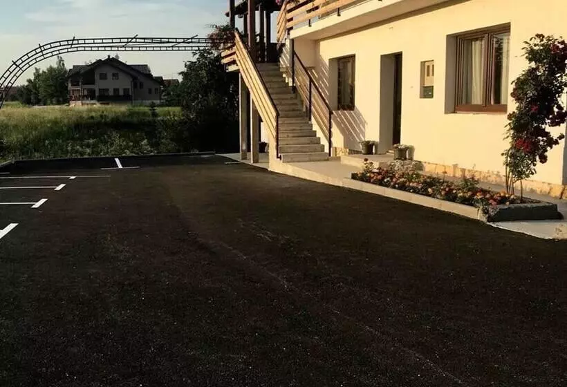 Majatalo Guest House Klanfar