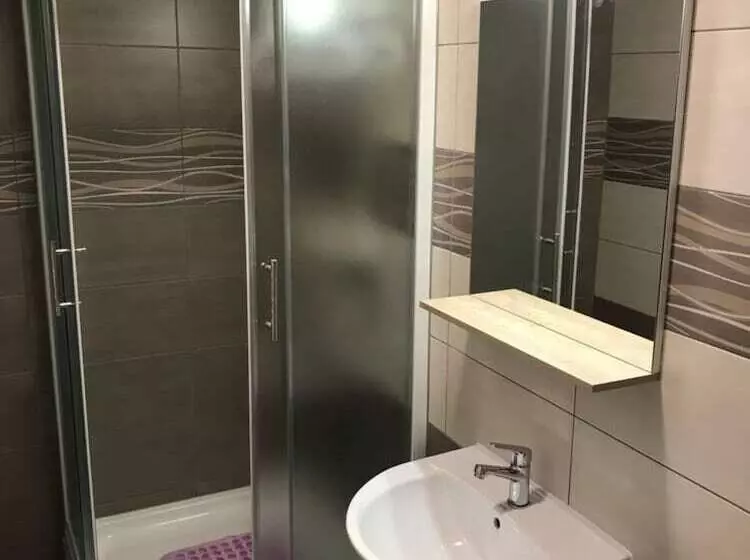 Majatalo Guest House Klanfar