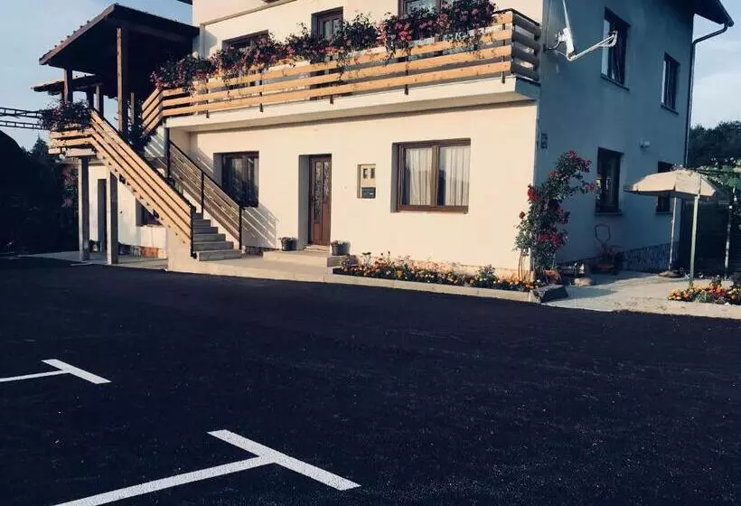 Majatalo Guest House Klanfar