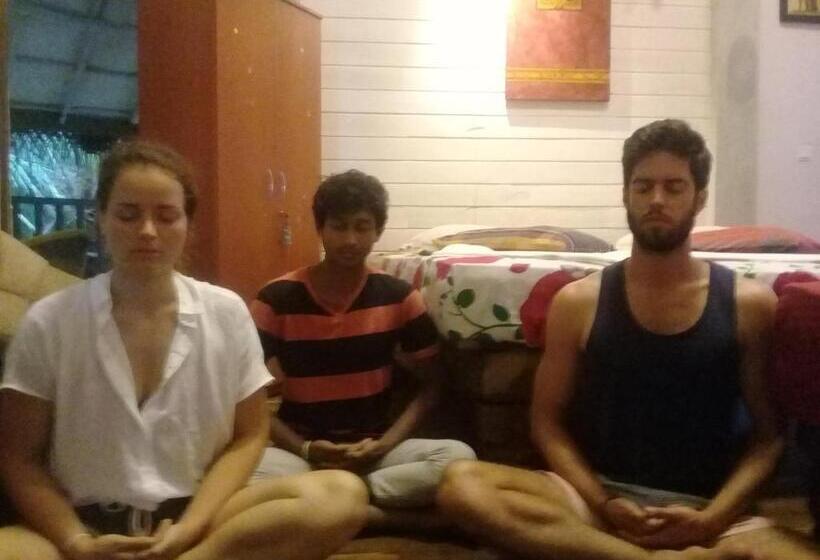 پانسیون Aloha Beach Resort