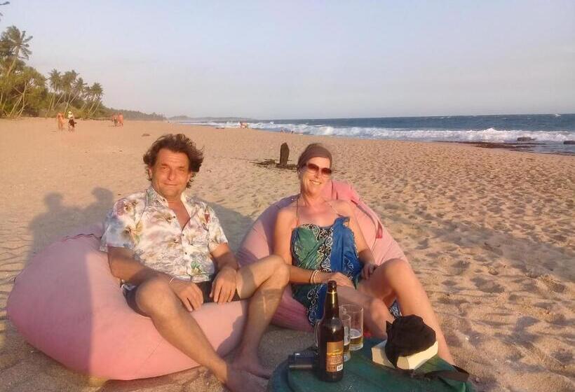 پانسیون Aloha Beach Resort