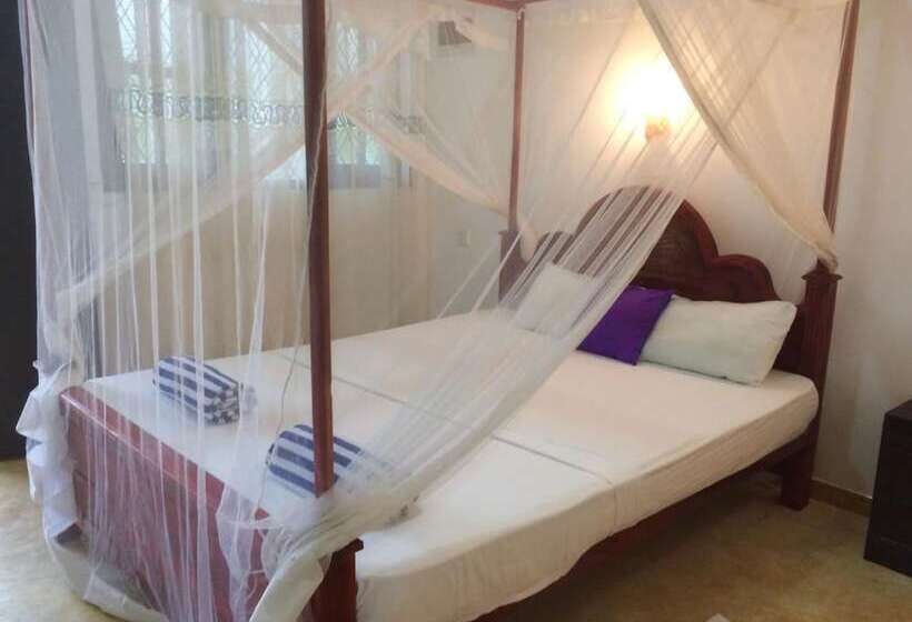 پانسیون Aloha Beach Resort