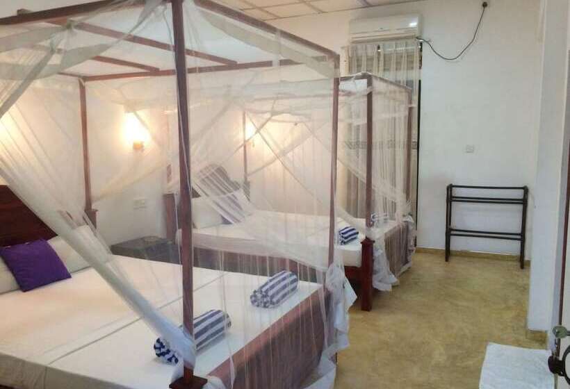 پانسیون Aloha Beach Resort