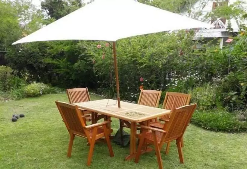 Majatalo Bond Lodge