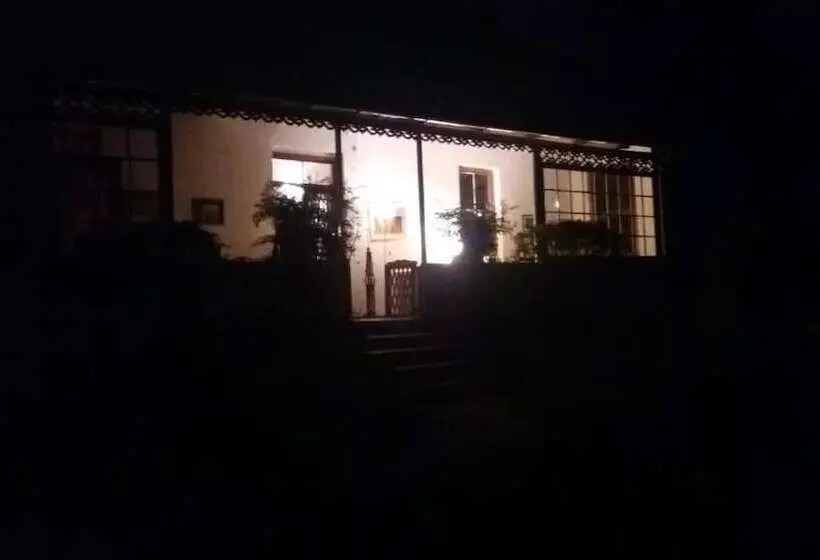 Majatalo Bond Lodge