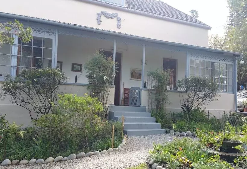 Majatalo Bond Lodge