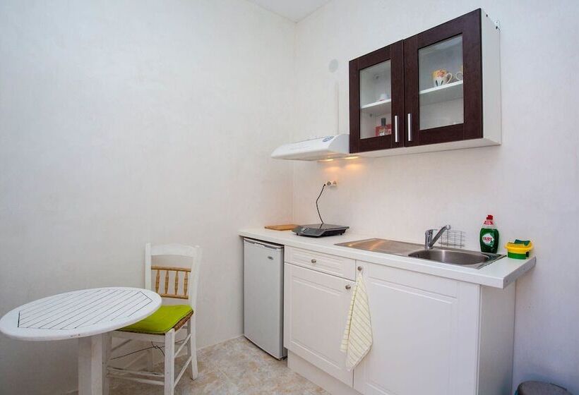 פנסיון Petalides Apartments